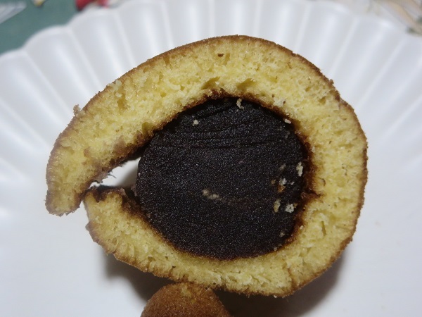 餅萬の浦安にゃんこの断面の近影画像。