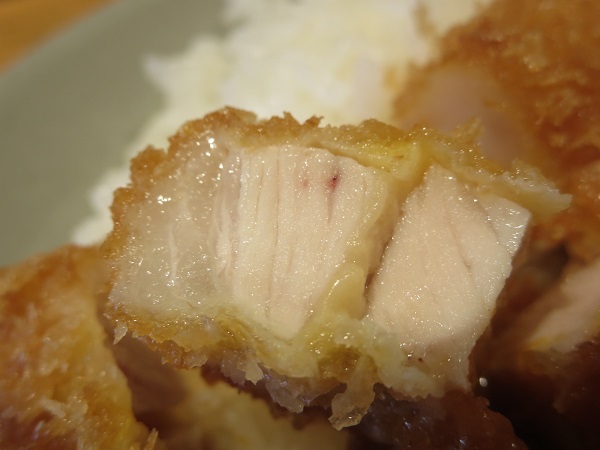 豚料理田の手作りカツカレーのロースかつの断面の近影画像。