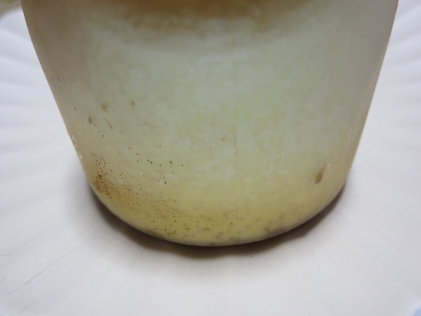 パステル・デ・ベネのクリームプリンのカラメル部分の近影画像。