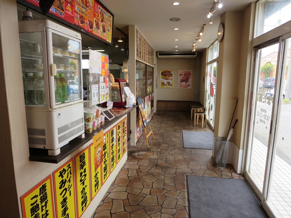 からあげ専門 やまだ商店の店内の様子。