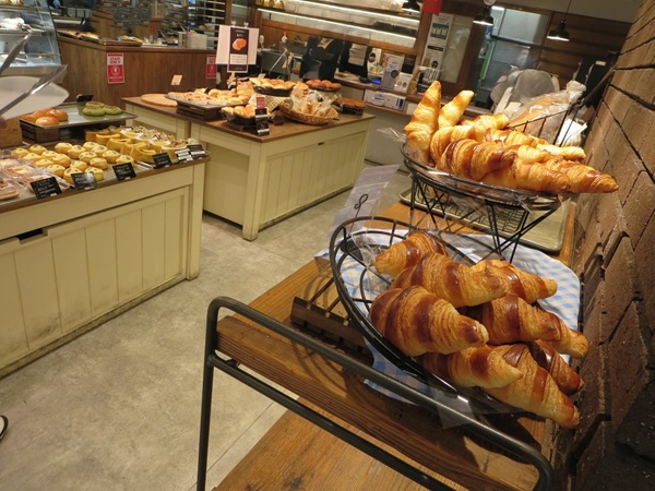 BAKERY&cafe辰巳俱楽部の店内の様子。