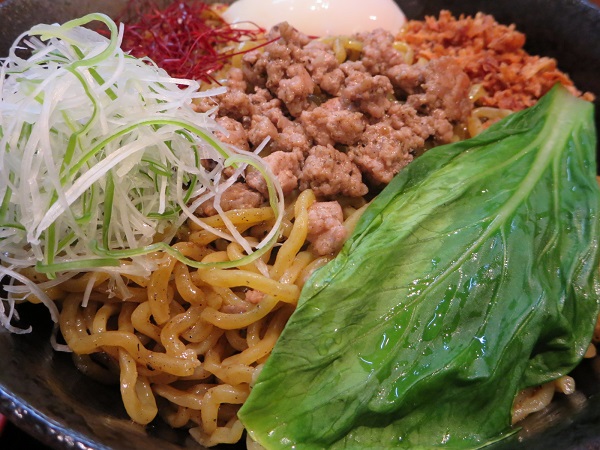 中華そば 和月の冷製汁なし黒ごま担々麺の別角度からの近影画像。