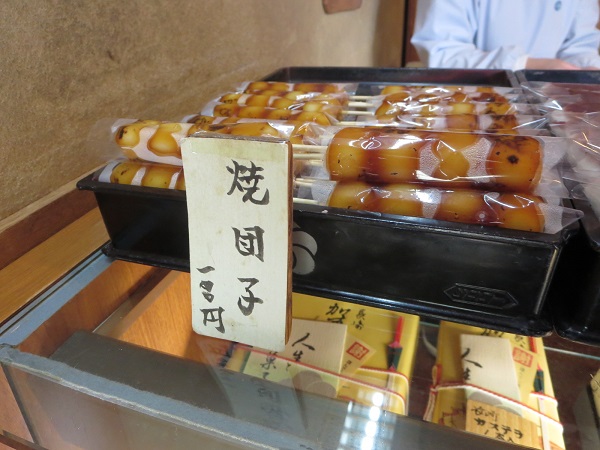 香梅の焼団子が収められている陳列棚。