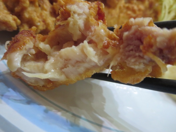 安安食堂の鶏の唐揚げの断面の近影画像。