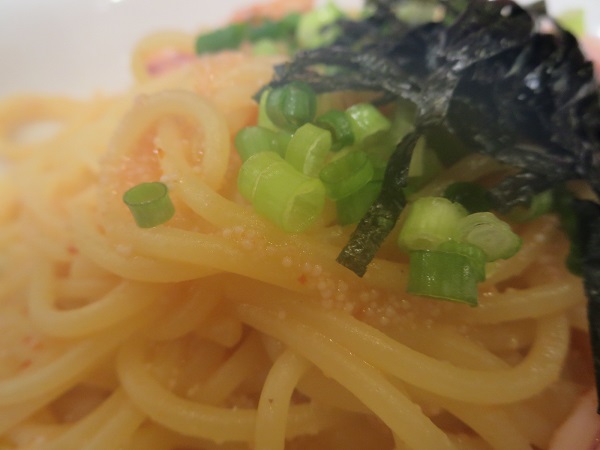 ポポラマーマのイカと熟成明太子バター仕立ての麺の近影画像。