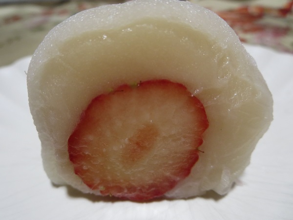 袖ヶ浦の苺大福の断面の近影画像。