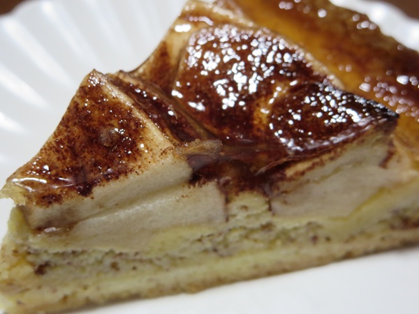 ケーキハウス チューリップのりんごのタルトの近影画像。