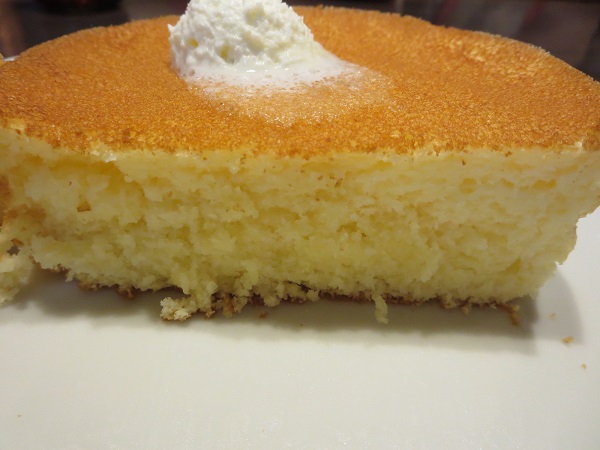星野珈琲店のスフレパンケーキ つぶあん＆ホイップのパンケーキの断面の近影画像。
