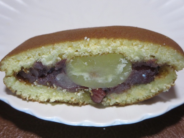 和菓子や 栗山菓舗のどら焼き(栗)の断面の近影画像。