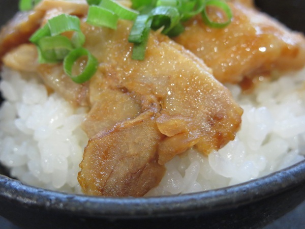 麺場 田所商店の特製スタミナ丼の叉焼の近影写真。