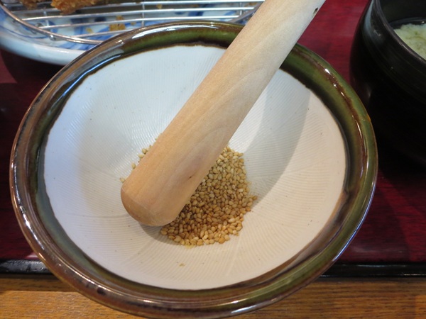 かつ波奈のロースチーズかつ定食の胡麻の近影画像