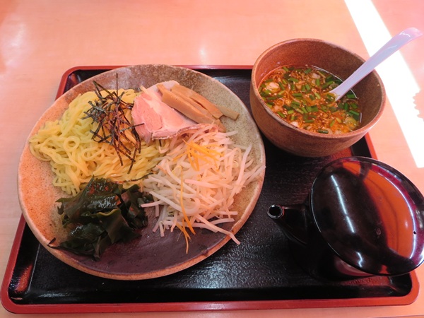めん丸のつけ麺の全体画像。