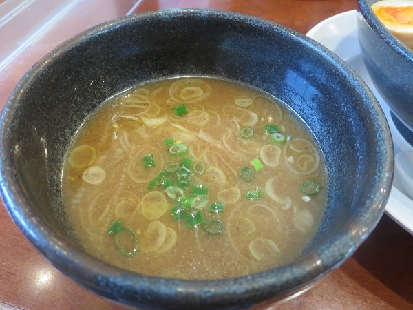 ちりめん亭の極みつけ麺のつけ汁の近影画像。