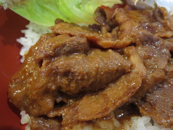 九重の焼肉丼の豚肉の近影画像。