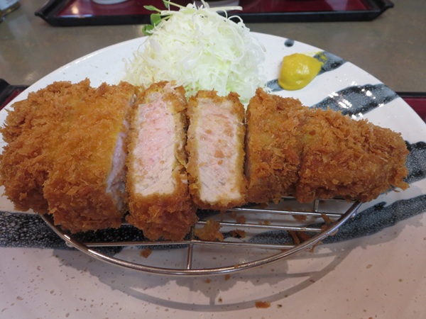 かつ波奈の厚切りロースかつ定食のとんかつの近影画像。