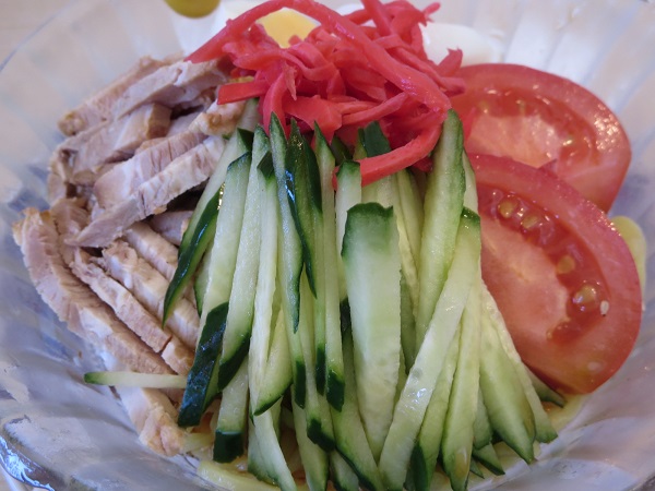 大衆中華ホサナの冷やし中華の近影画像。