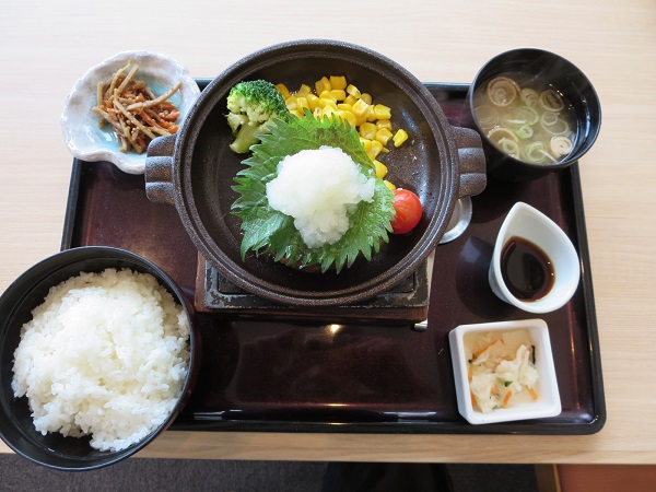 とんでんのおろしハンバーグ定食の全体画像。