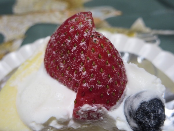 ケーキハウス 赤とんぼの濃厚すぎる焼きチーズのイチゴの近影画像。
