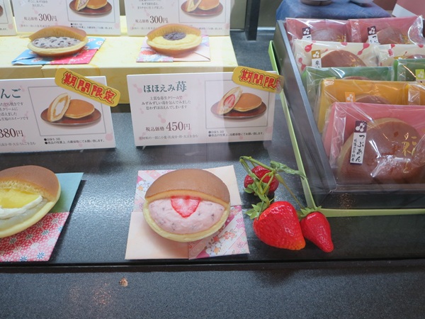 菓子工房福どらのほほえみ苺が収められている陳列棚。