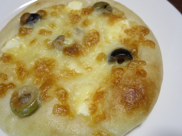 おおみやパンカフェのフォカッチャ(オリーブ・クリームチーズ)の近影画像。