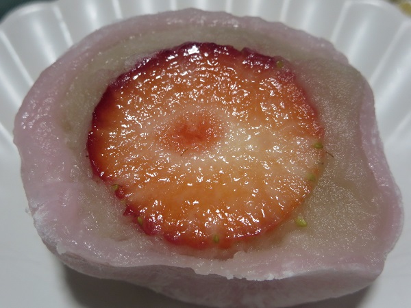 本家 大和田のいちご大福の断面の近影画像。