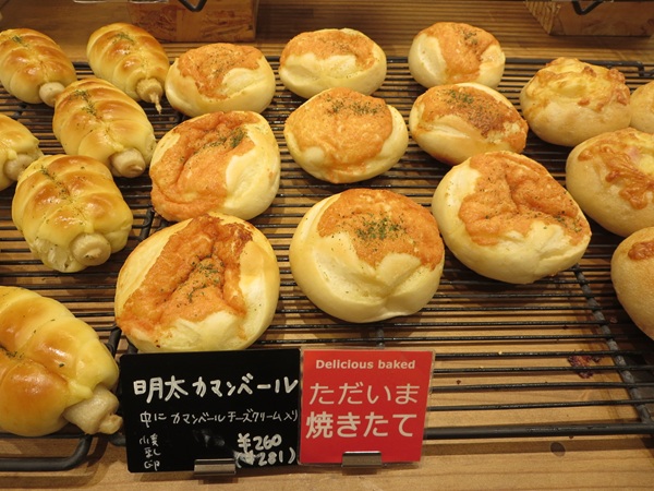 BAKERY&cafe辰巳俱楽部の明太カマンベールが置かれている陳列棚。