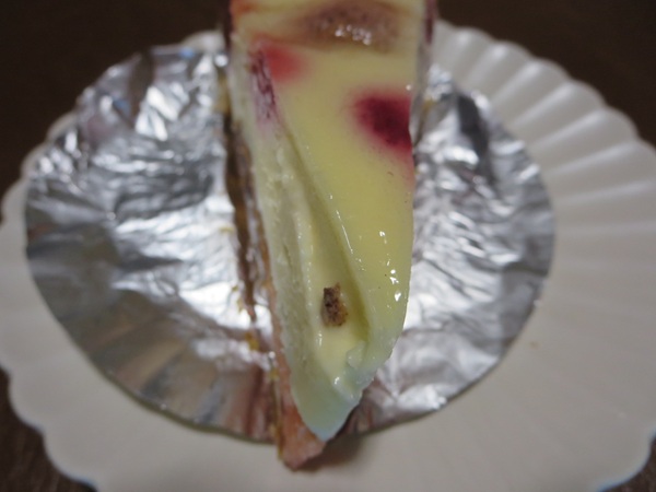 手作り菓子工房 うふの苺のチーズプリンの前面の近影画像。