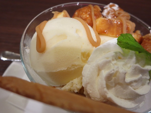 ポポラマーマの花畑牧場 キャラメルパフェのアイスクリームの近影画像。
