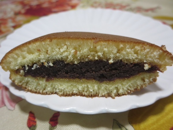 御菓子処袖ヶ浦のチョコどら焼きの断面の近影画像。