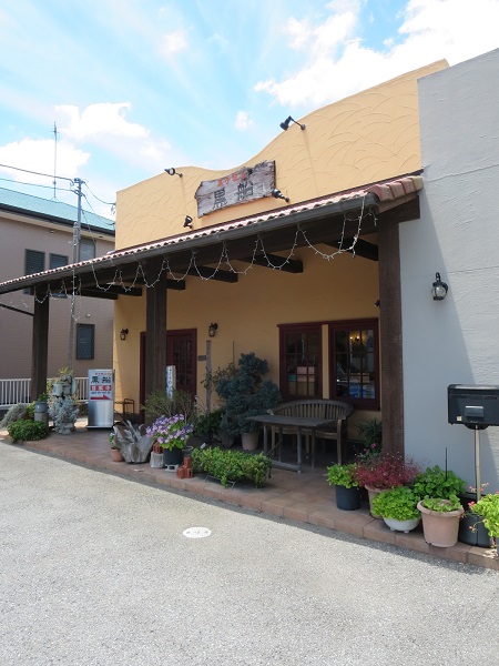 黒船菓子店の看板と入口。
