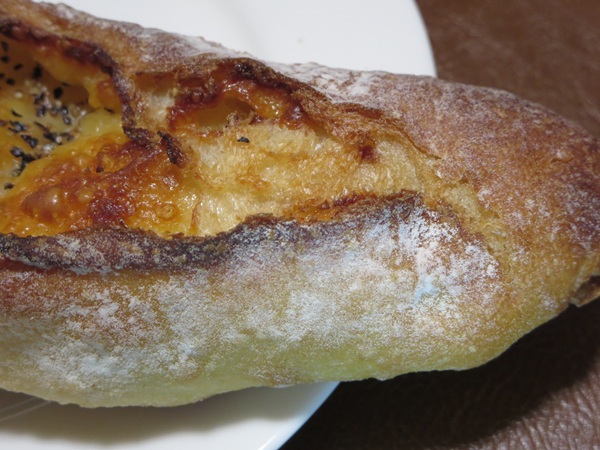 BAKERY 1960のチーズバゲットの別角度からの近影画像。