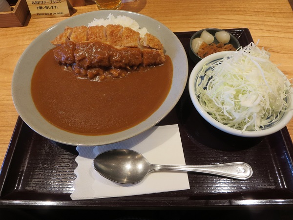 豚料理田の手作りカツカレーの全体画像。