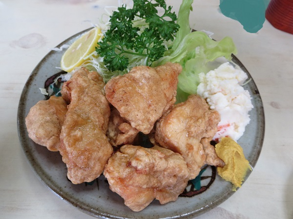 とんかつ おぎの唐揚げ定食の近影画像。