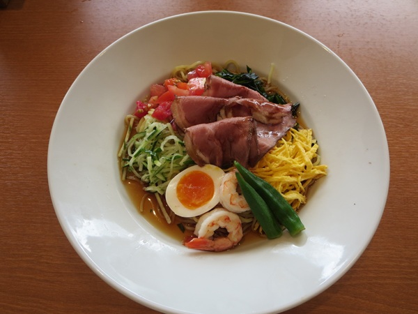 ココスのローストビーフと赤海老の冷やし中華の全体画像。