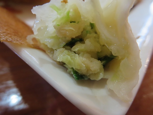 麺屋 龍華のニンニクギョーザの断面の近影画像。
