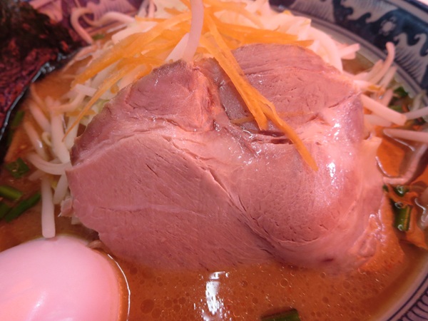 めん丸の丸味噌の叉焼の近影画像。