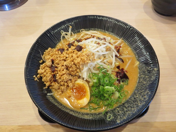 味噌屋蔵之介の担々麺の全体画像。