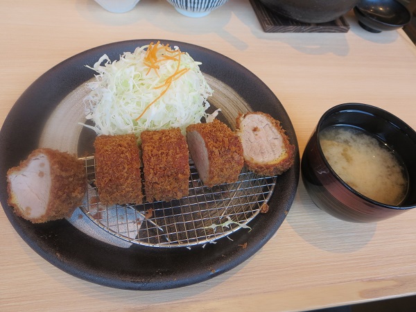 とんかつ神楽坂さくらの棒ヒレかつランチの全体画像。