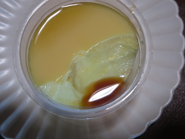 グランドール洋菓子店の焼きプリンの底のカラメルの画像。