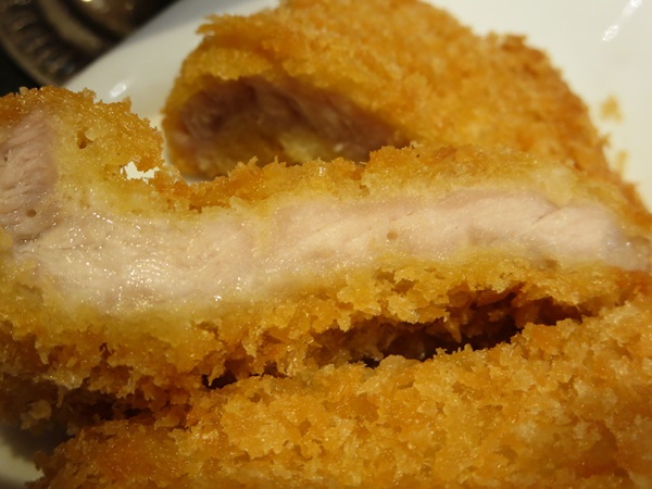 楽膳のロースかつカレーのロースかつの断面の近影画像。
