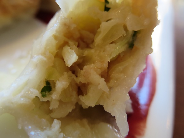 丸源ラーメンの丸源餃子の断面の近影画像。