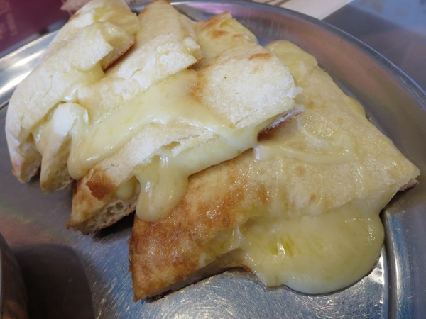 ヒムツリのチキンカレー＆チーズナンのチーズナンの全体画像。