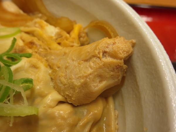 杵屋の親子丼定食の親子丼の鶏肉の近影画像。
