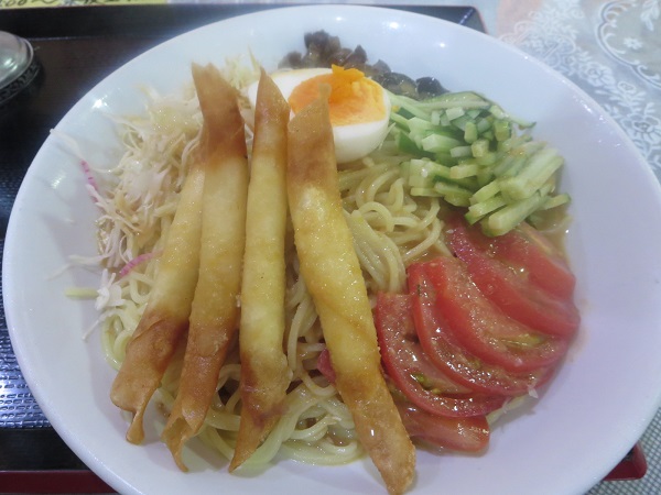 安安食堂の揚げチーズ冷麺のごまダレをかけた状態の近影画像。