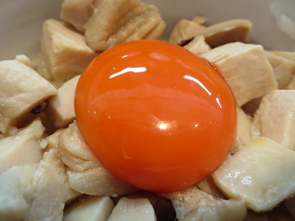 らぁ麺はやし田のマキシマム親子丼の卵黄の近影画像。
