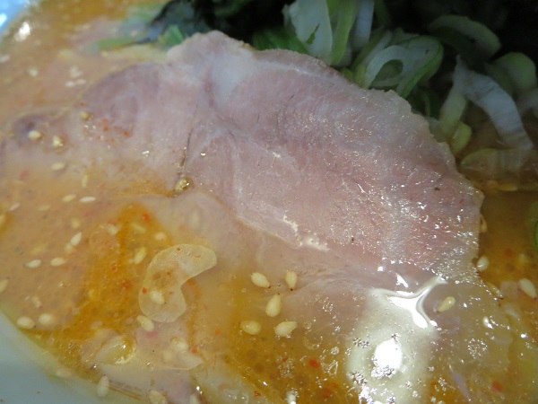 ラーメン山岡家の特製味噌ラーメンの叉焼の近影画像。