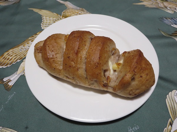 JIROのパン工房のクルミとチーズのスティックの全体画像。