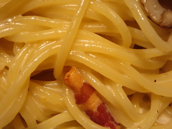 マンマパスタ バオバブのローストチキンとベーコン、きのこのクリームソースの麺の近影画像