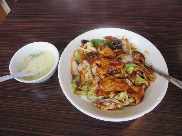 香源のホイコーロー丼の全体画像。