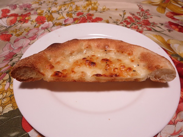 ル ベンケイの塩ピザのトースト後の近影画像。